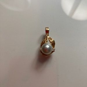 Pearl and diamond pendant